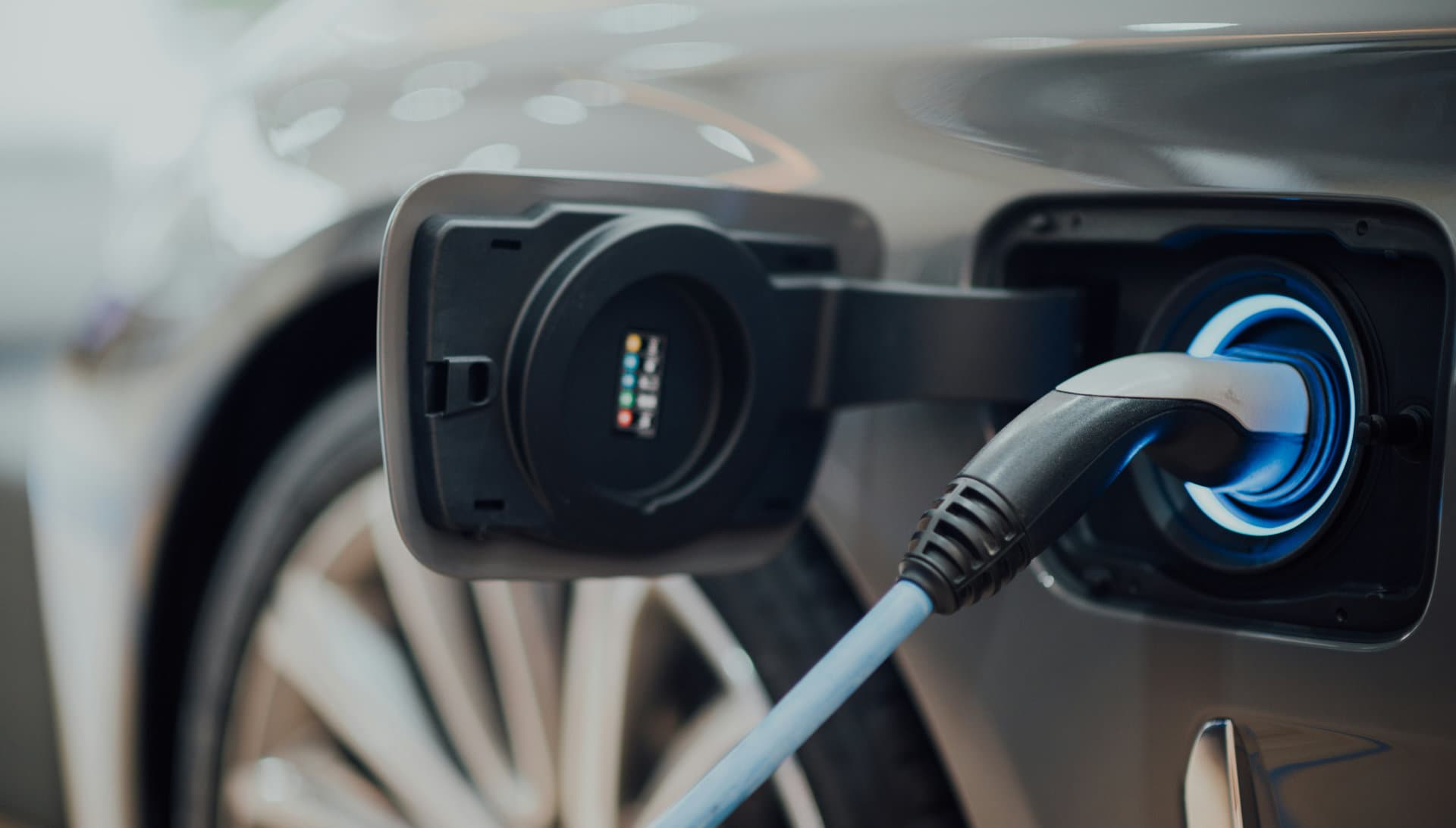 Coche eléctrico conectado a una estación de carga, mostrando movilidad sostenible