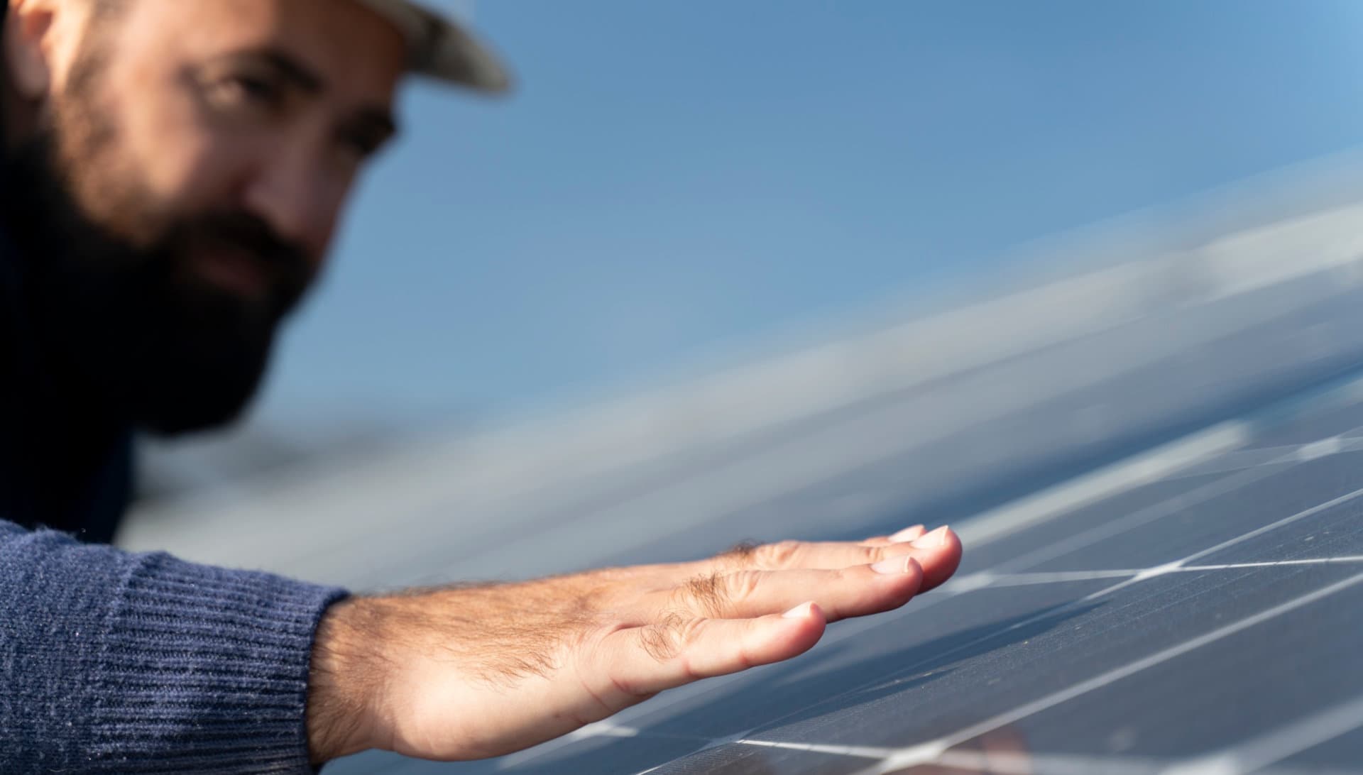 Técnico revisando un panel solar bajo la luz del sol